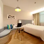 El De Seven Inn Luxury Hotel Near Igi Airport