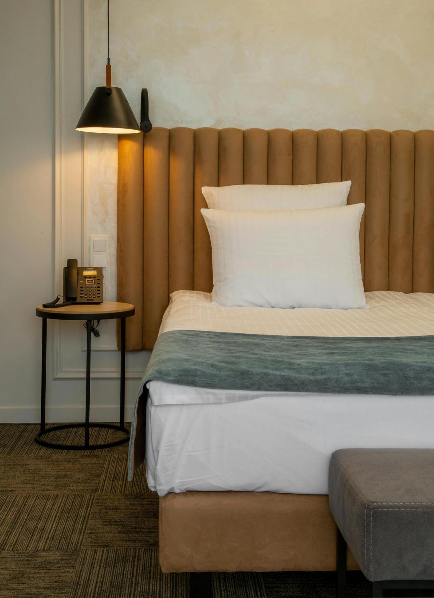 El De Seven Inn Luxury Hotel Near Igi Airport Hotel